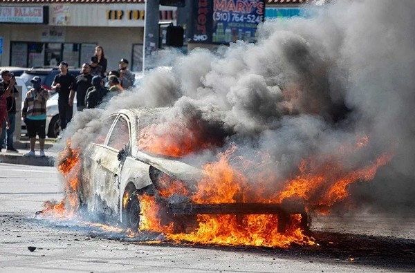 Los Angeles savaş alanına döndü: Ordu sokağa indi! ‘ABD’ye karşı isyan’